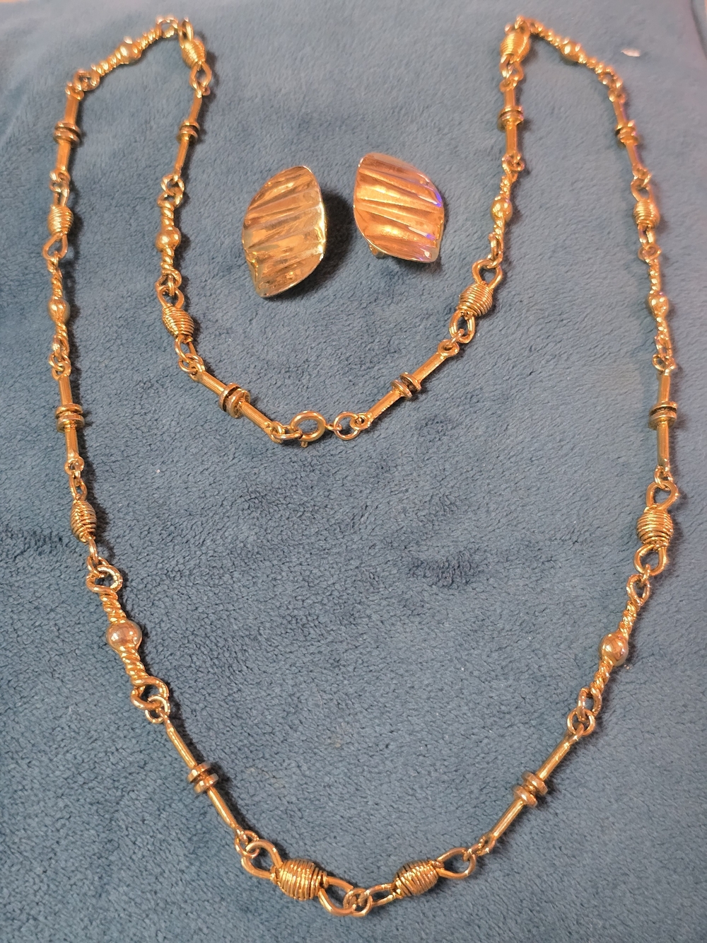 Gold-Tone Women's Necklace and Clip-On Earrings Set - Unbranded